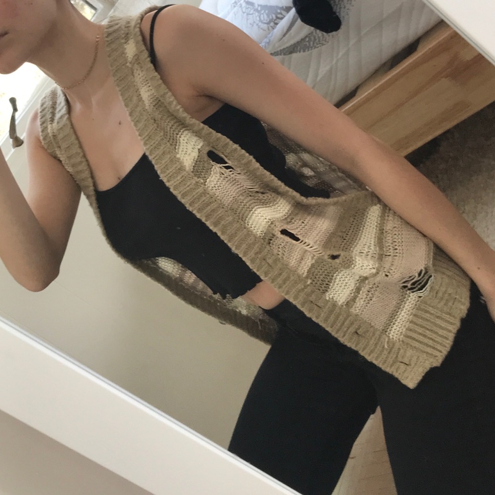 🧚‍♀️Lil cardigan w holes in it🧚‍♀️